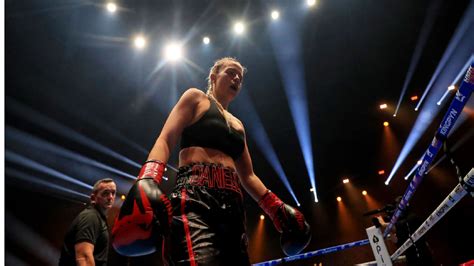 Kingpyn Boxing results: Daniella Hemsley flashes audience after。